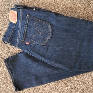 Woman's Levi's Pants
